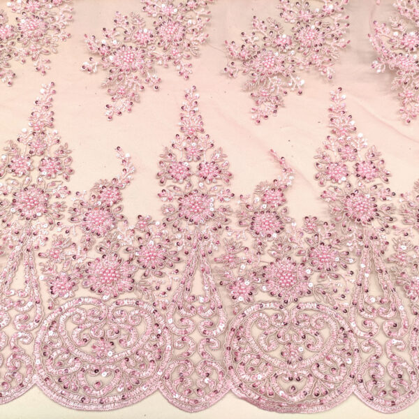 Tessuto Tulle mano seta ricamato con perline e con pietre motivo floreale rosa
