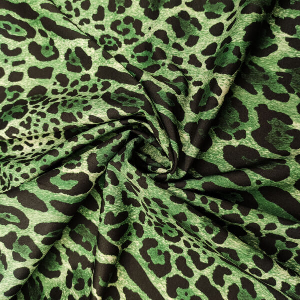 Tessuto Crepe elasticizzato a fantasia motivo animalier verde - nero