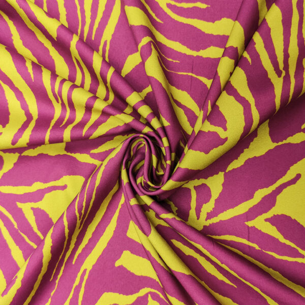 Tessuto Crepe elasticizzato a fantasia motivo animalier viola - verde acido