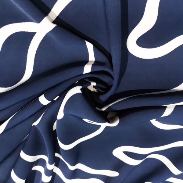 Tessuto Crepe elasticizzato a fantasia motivo astratto blu - bianco