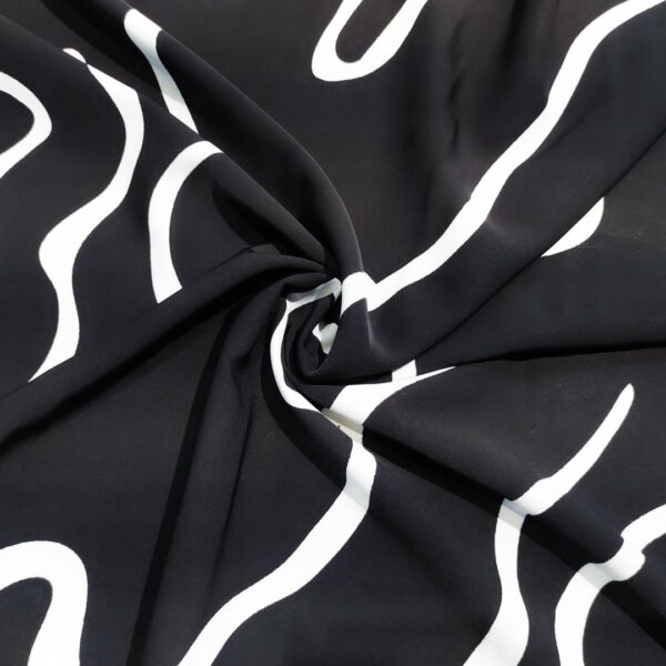 Tessuto Crepe elasticizzato a fantasia motivo astratto nero - bianco
