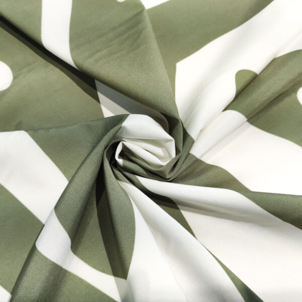 Tessuto Crepe elasticizzato a fantasia motivo astratto bianco - verde militare