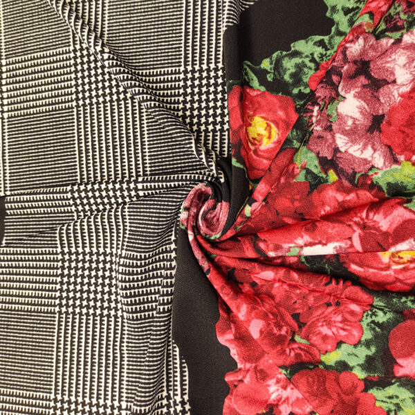 Tessuto Jersey a fantasia motivo floreale con stampa ai bordi rosso - rosa - nero - bianco