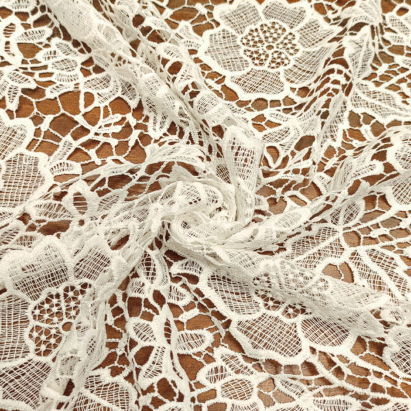 Tessuto Pizzo macramè motivo floreale tinta unita bianco