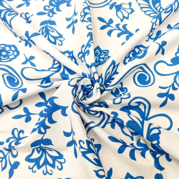 Tessuto Popeline di cotone a fantasia motivo astratto azzurro - bianco