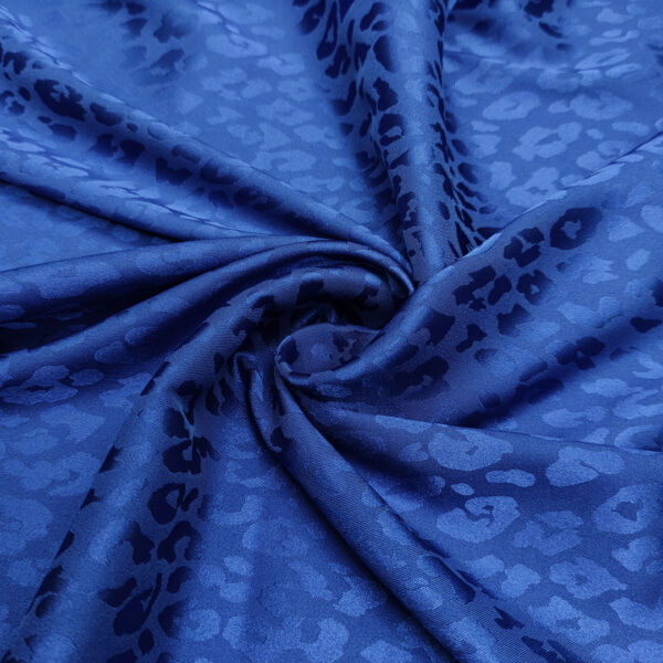 Tessuto Satin leggero elasticizzato jacquard motivo animalier blu elettrico