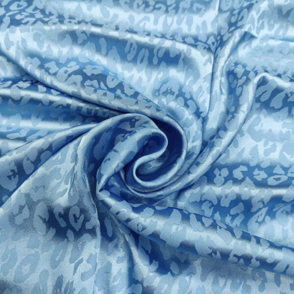 Tessuto Satin leggero elasticizzato jacquard motivo animalier celeste
