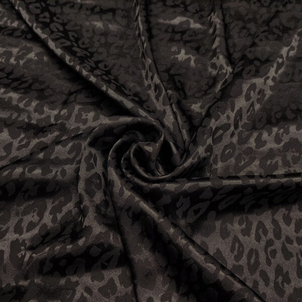 Tessuto Satin leggero elasticizzato jacquard motivo animalier nero