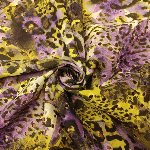 Tessuto Sangallo a fantasia motivo animalier viola - verde acido - nero