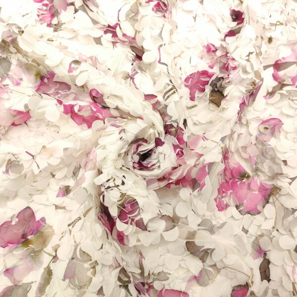 Tessuto Tulle mano seta ricamato con petali in 3D a fantasia motivo floreale bianco - fucsia