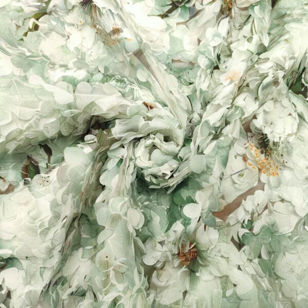 Tessuto Tulle mano seta ricamato con petali in 3D a fantasia motivo floreale bianco - verde salvia