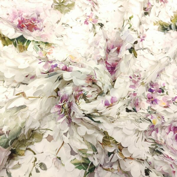 Tessuto Tulle mano seta ricamato con petali in 3D a fantasia motivo floreale bianco - viola - verde