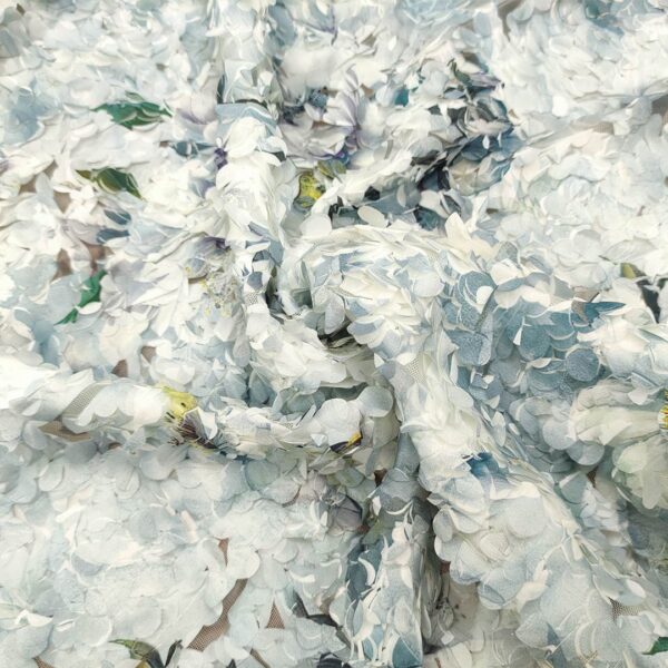 Tessuto Tulle mano seta ricamato con petali in 3D a fantasia motivo floreale celeste - blu - giallo