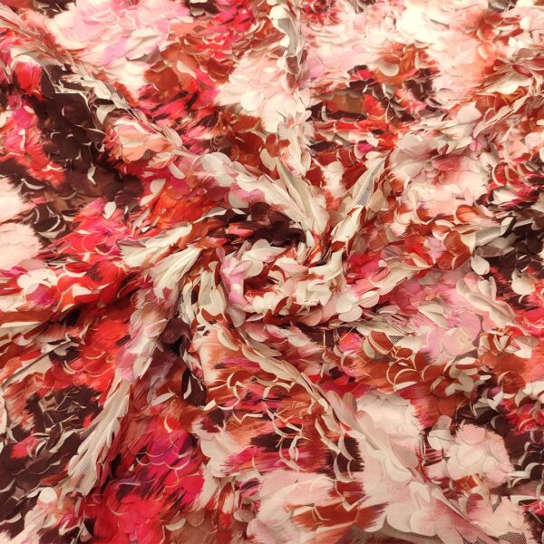 Tessuto Tulle mano seta ricamato con petali in 3D a fantasia motivo floreale rosso - bordeaux - rosa