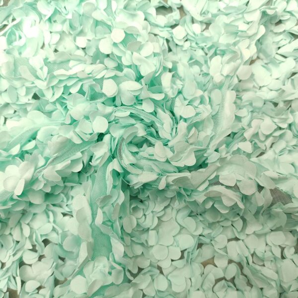 Tessuto Tulle mano seta ricamato con petali in 3D tinta unita acquamarina