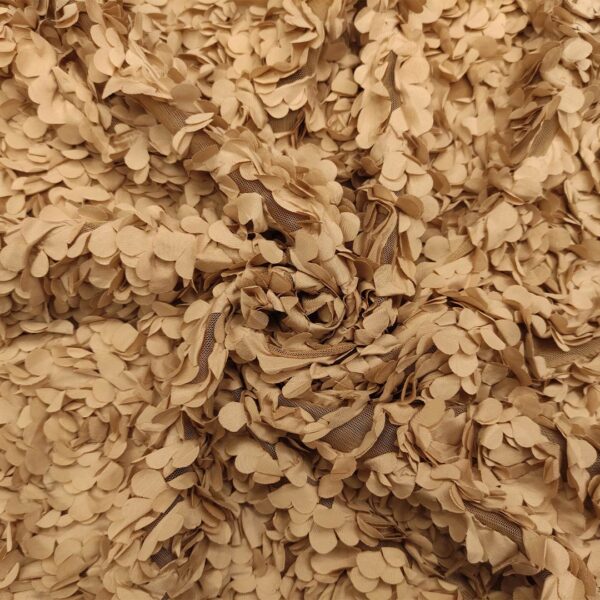 Tessuto Tulle mano seta ricamato con petali in 3D tinta unita nocciola