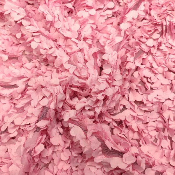 Tessuto Tulle mano seta ricamato con petali in 3D tinta unita rosa ortensia