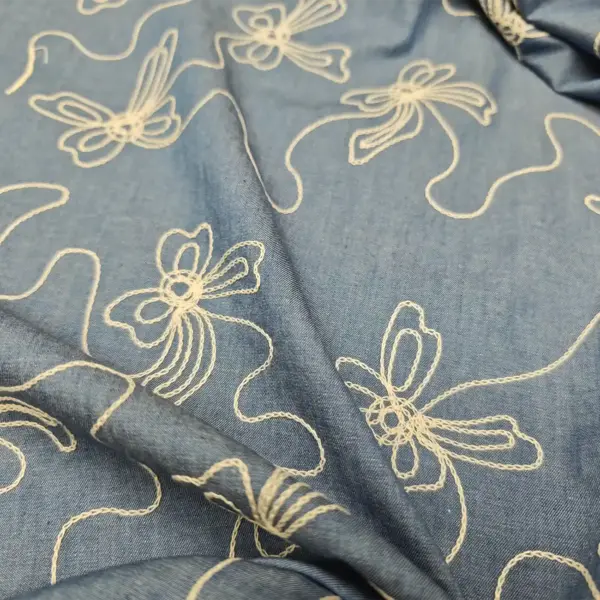 Tessuto Jeans Chambray ricamato motivo floreale astratto dettaglio iaiatessuti