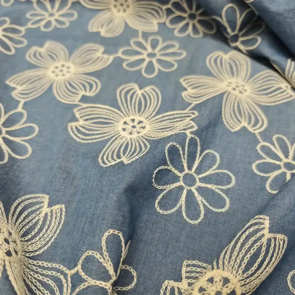 Tessuto Jeans Chambray ricamato motivo floreale dettaglio iaiatessuti