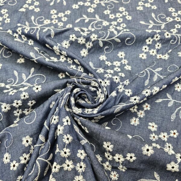 Tessuto Jeans Chambray ricamato motivo floreale blu - panna