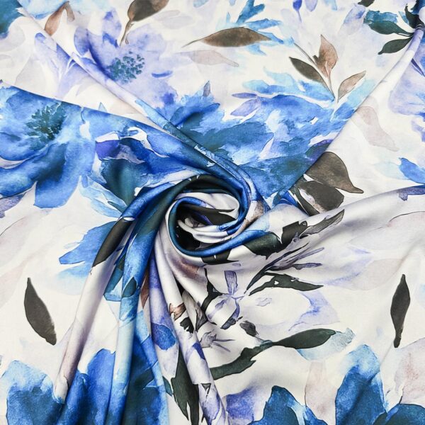 Tessuto Satin a fantasia motivo floreale azzurro - very peri - lilla