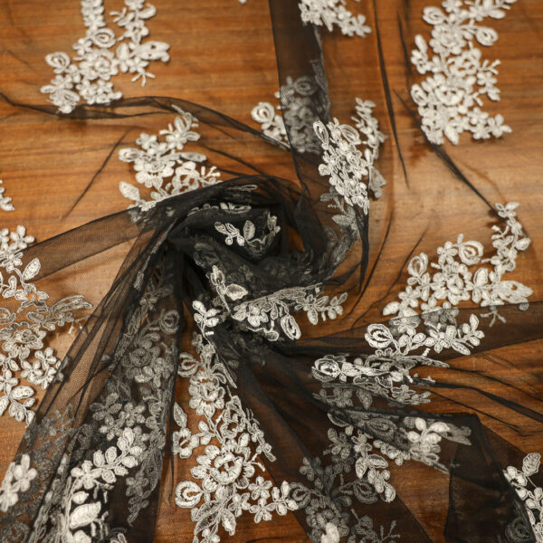 Scampolo Tessuto tulle ricamato nero - argento
