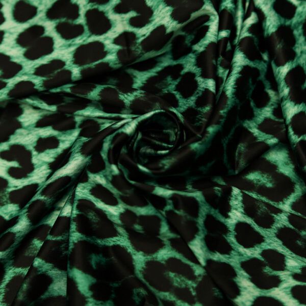 Tessuto Jersey lucido a fantasia motivo animalier verde smeraldo - nero