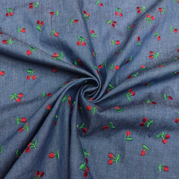 Tessuto Jeans Chambray ricamato motivo ciliegie