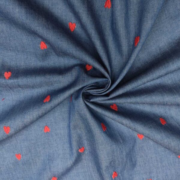 Tessuto Jeans Chambray ricamato motivo cuori